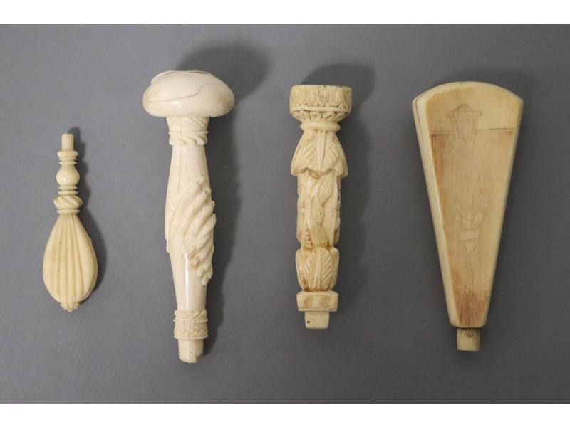 QUATRE ELEMENTS DE CACHETS en ivoire sculpté...