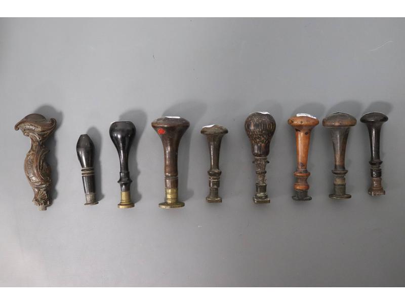 HUIT CACHETS en bois tourné exotique et divers,...