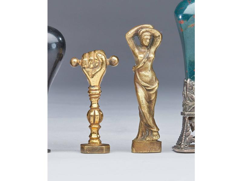 DEUX CACHETS en bronze doré l'un non chiffré...