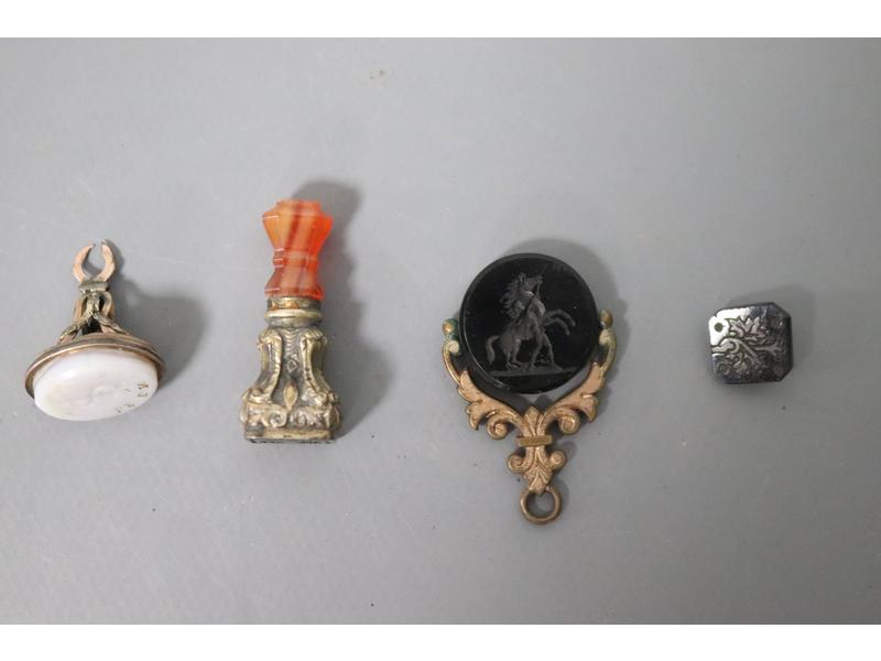 DEUX PENDENTIFS CACHETS en argent et métal,...