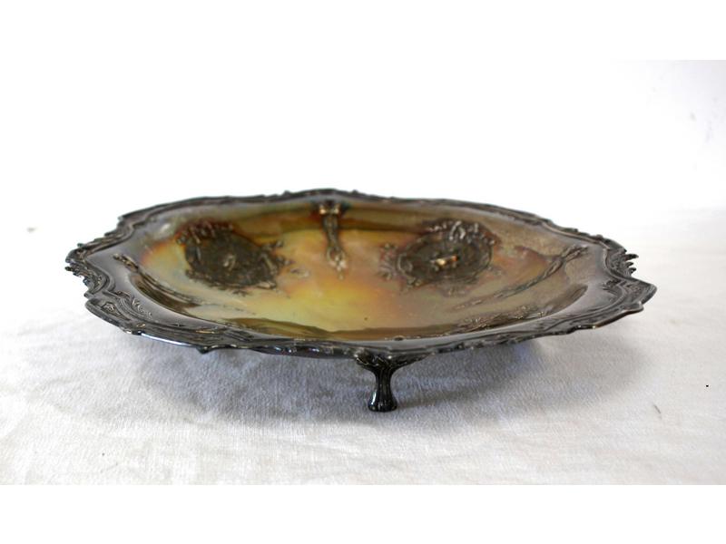 PLAT ROND à bords chantournés en argent à...