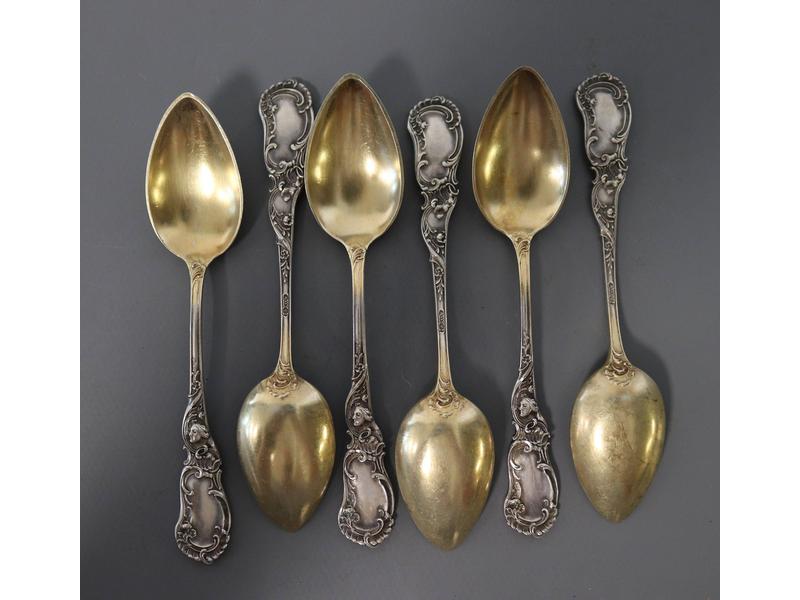 SIX PETITES CUILLERES A MOKA en argent (800)...