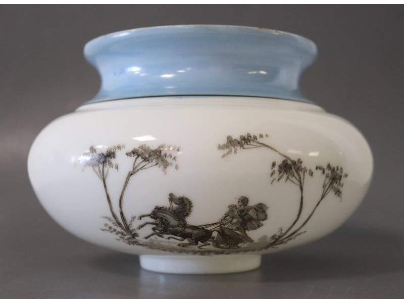 VASE BOULE à panse aplatie en opaline blanche...