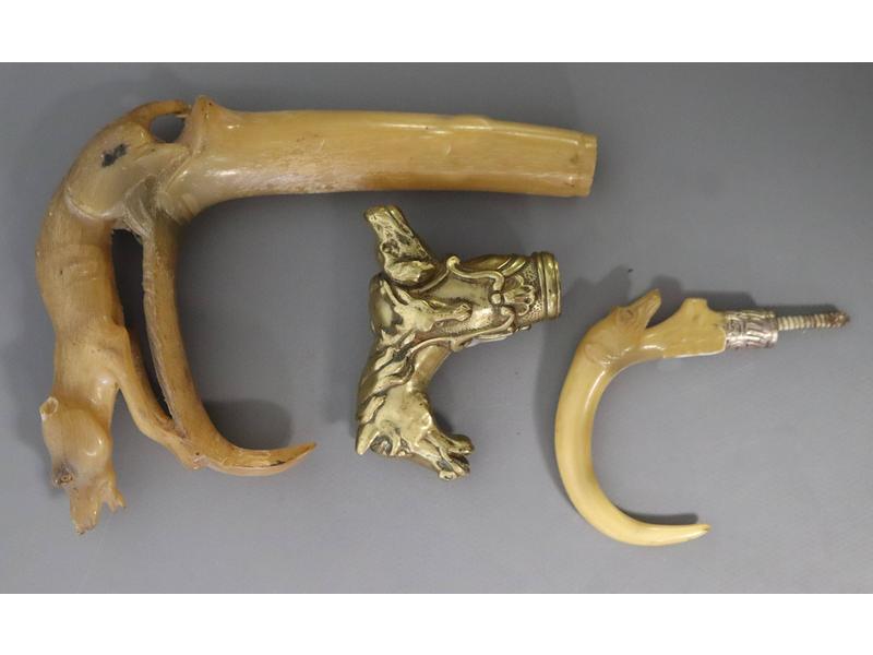 TROIS POMMEAUX DE CANNE en corne sculptée...