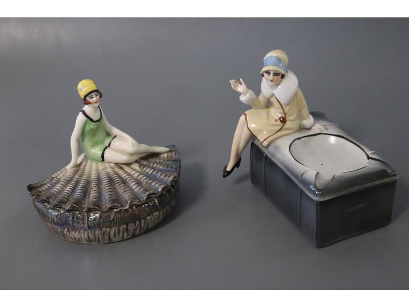 BONBONNIERE couverte en porcelaine polychrome...