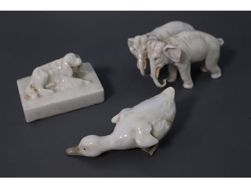 TROIS STATUETTES en porcelaine blanche représentant...