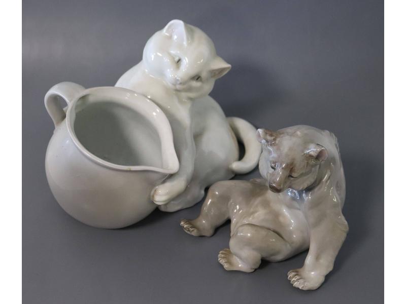 OURS ASSIS en porcelaine polychrome.