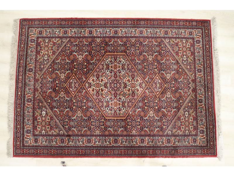 TAPIS en laine dans les tons bleus et rouges...