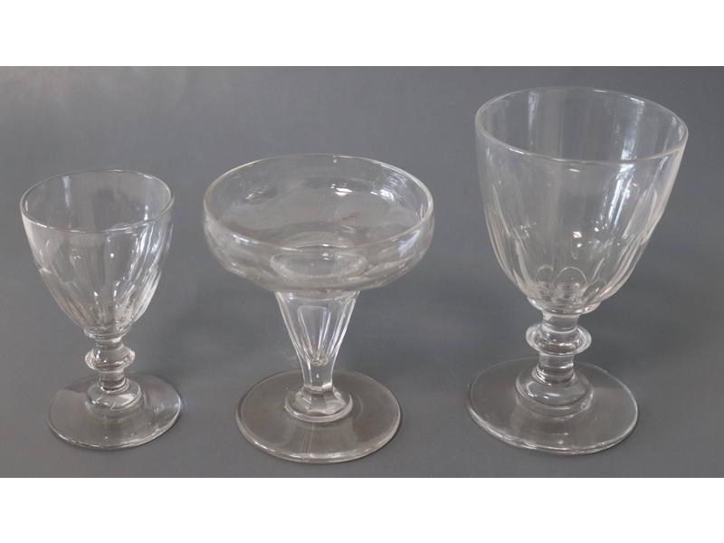 SERVICE DE VERRES en cristal taillé à pans...