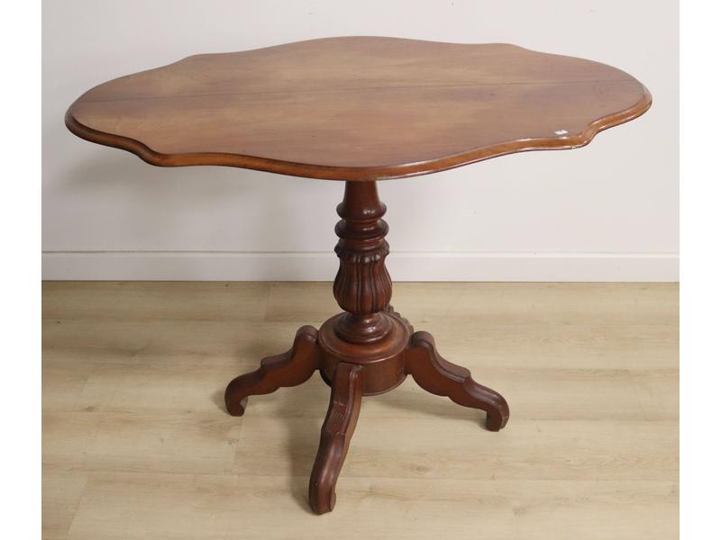TABLE GUÉRIDON en acajou et placage d’acajou...