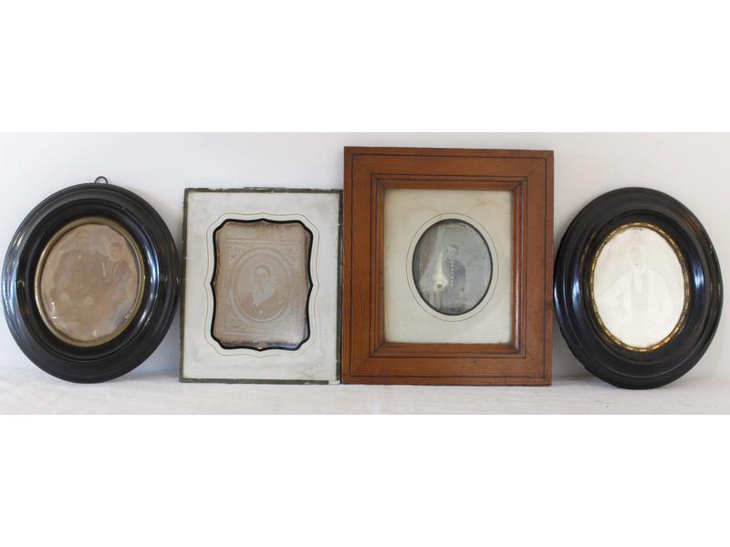 QUATRE DAGUERREOTYPES: Père et son fils avec...