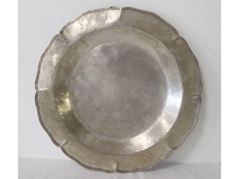 PLAT rond en argent (925) de forme chantournée...
