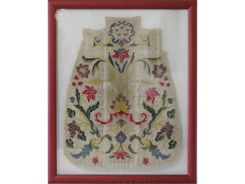 ELEMENT DE CHASUBLE à décor brodé de fleurs...