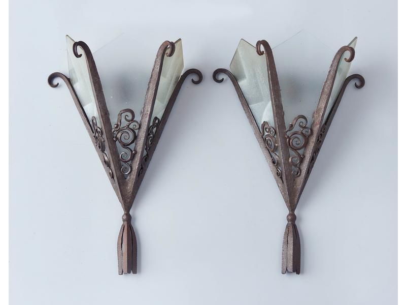 PAIRE D'APPLIQUES en fer forgé de forme cornet...