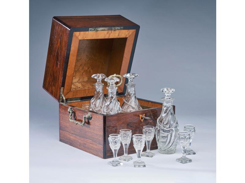 CAVE A LIQUEUR cubique en placage de noyer...