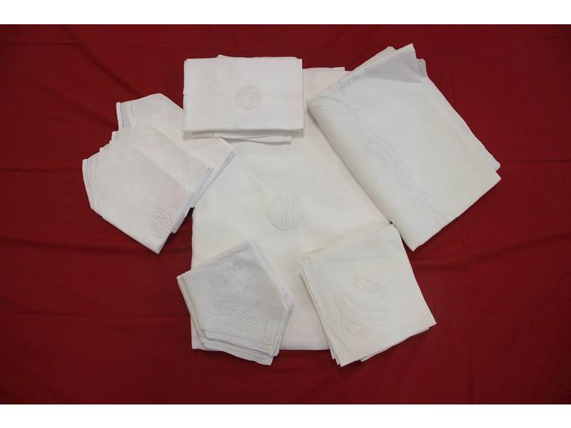 NAPPE et DOUZE SERVIETTES de table en coton...