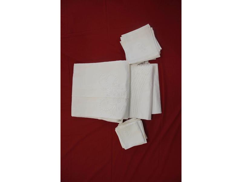 NAPPE ET ONZE SERVIETTES DE TABLE en coton...