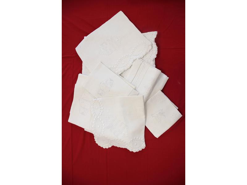 TROIS DRAPS DE LIT en coton et TROIS TAIES...