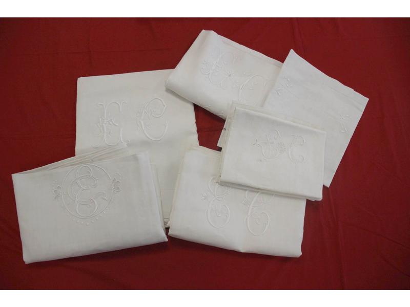 QUATRE DRAPS DE LIT en coton monogrammé EC...