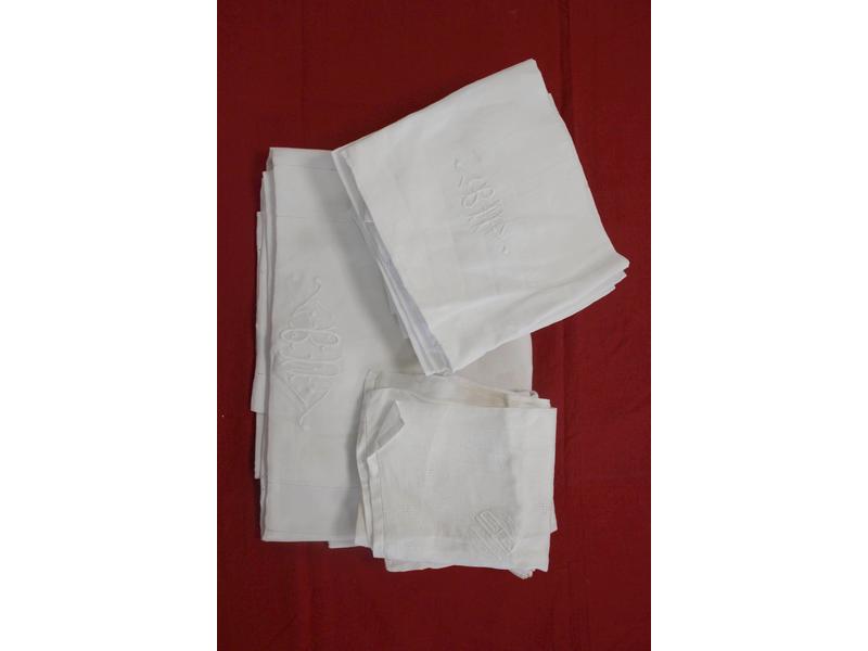 NAPPE et DOUZE SERVIETTES de table en coton...