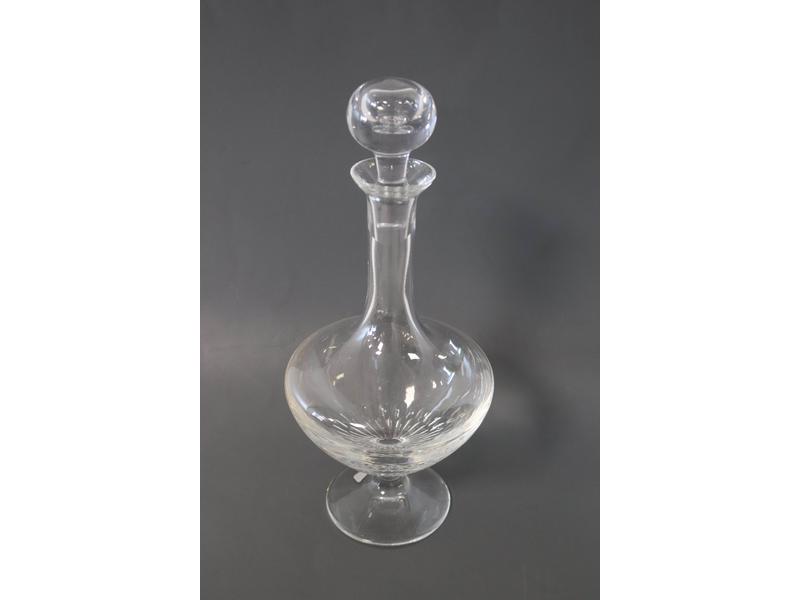 CARAFE à décanter en verre moulé sur piédouche,...
