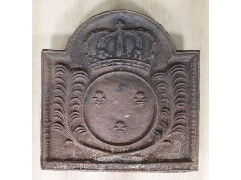PLAQUE DE CHEMINEE en fonte de fer, en chapeau...