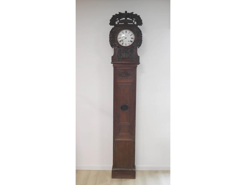 HORLOGE DE PARQUET en chène sculpté le mouvement...