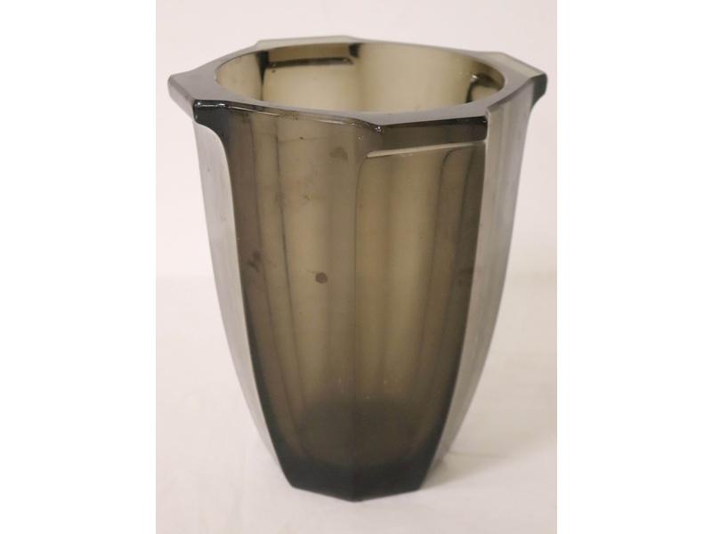 VASE à pans coupés et quatre renflements...