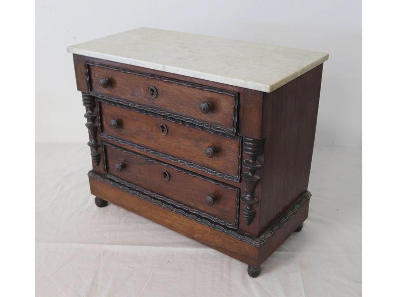 PETITE COMMODE DE POUPEE en placage de palissandre...