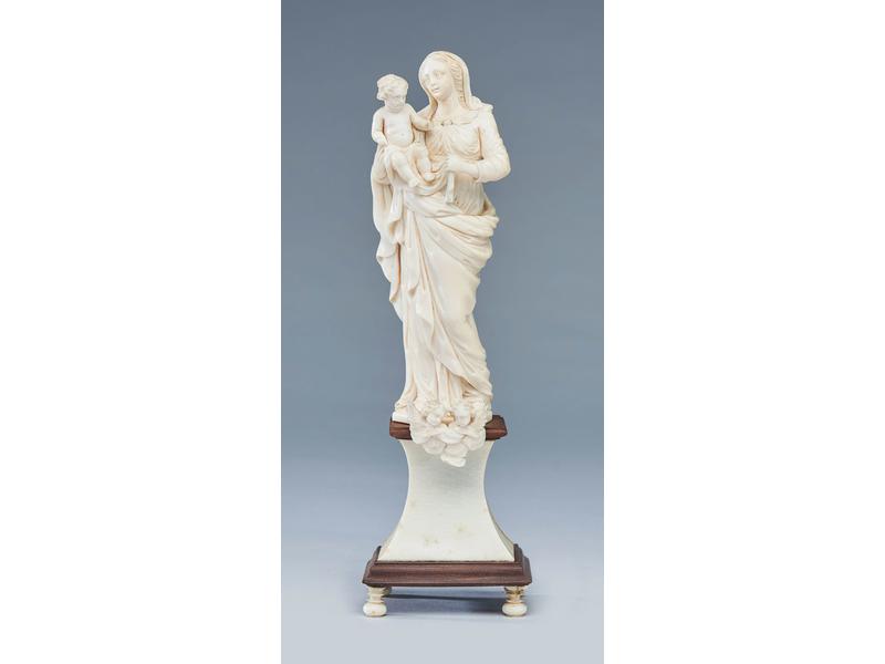 VIERGE A L'ENFANT en ivoire sculpté sur piédestale...