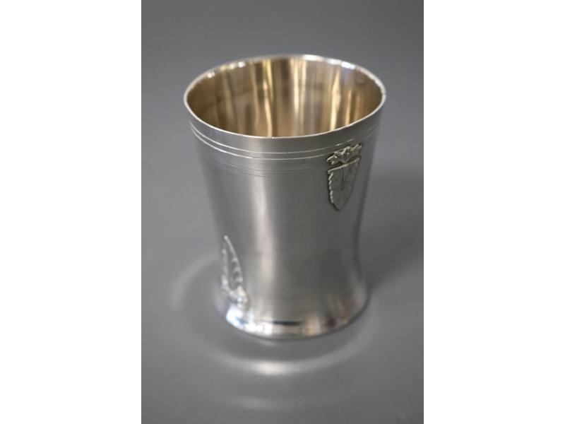 TIMBALE en argent de forme tulipe à décor...