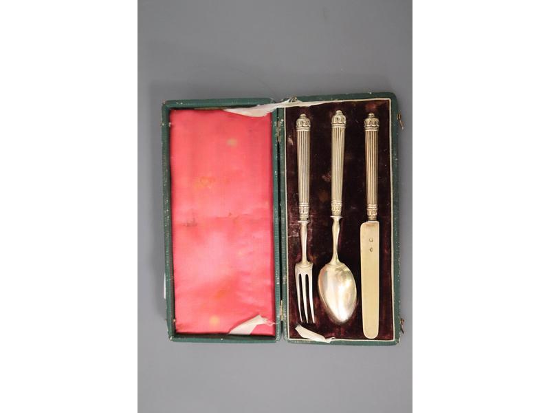 COFFRET DE NAISSANCE en vermeil comprenant...