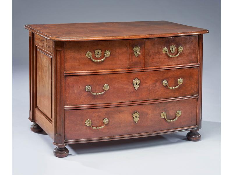 COMMODE à façade légèrement bombée en bois...