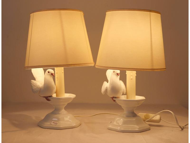 PAIRE DE LAMPES en porcelaine blanche à décor...