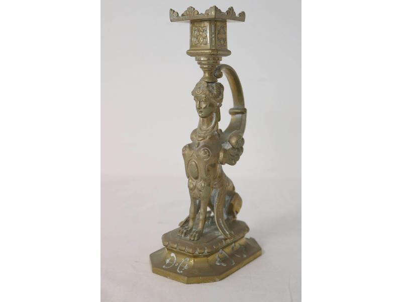 BOUGEOIR en bronze doré à décor d'une chimère...