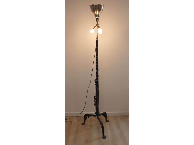 PIED DE LAMPADAIRE en fer forgé, à fût - auctions & price archive