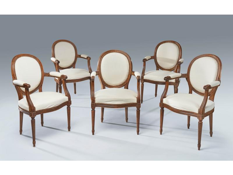 SUITE DE CINQ FAUTEUILS à dossier médaillon...
