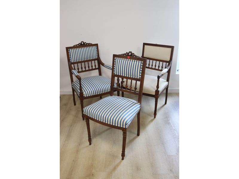 PAIRE DE FAUTEUILS  ET UNE CHAISE à dossier...