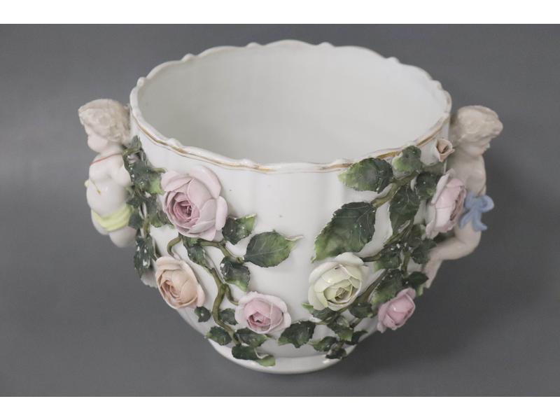 CACHE-POT en porcelaine émaillée polychrome...