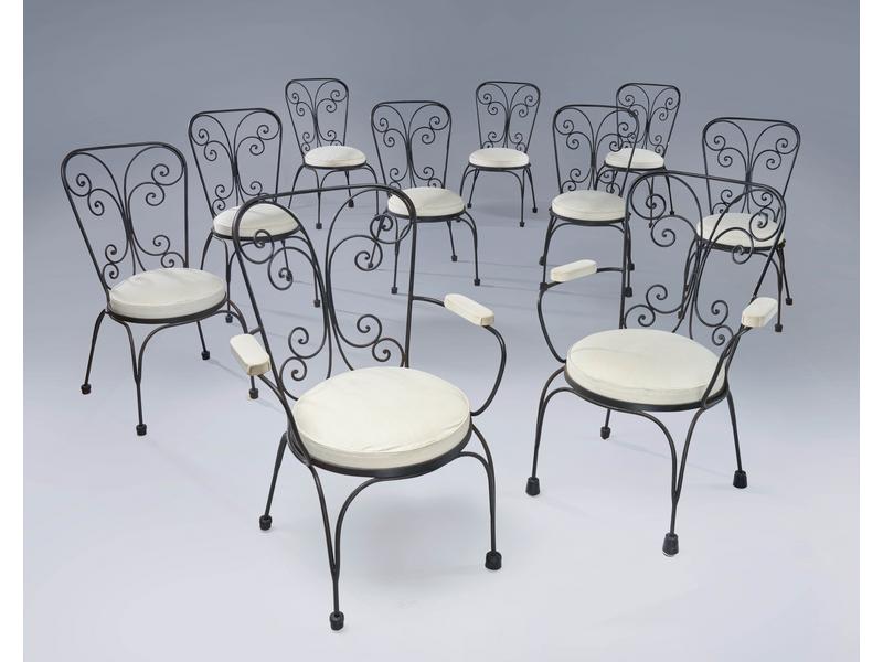 SUITE DE HUIT CHAISES et DEUX FAUTEUILS en...