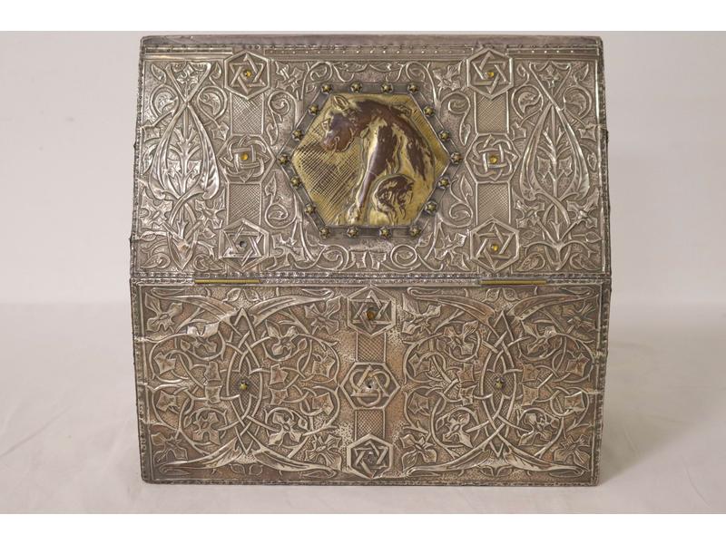 CHÂSSE rectangulaire en métal argenté repoussé,...
