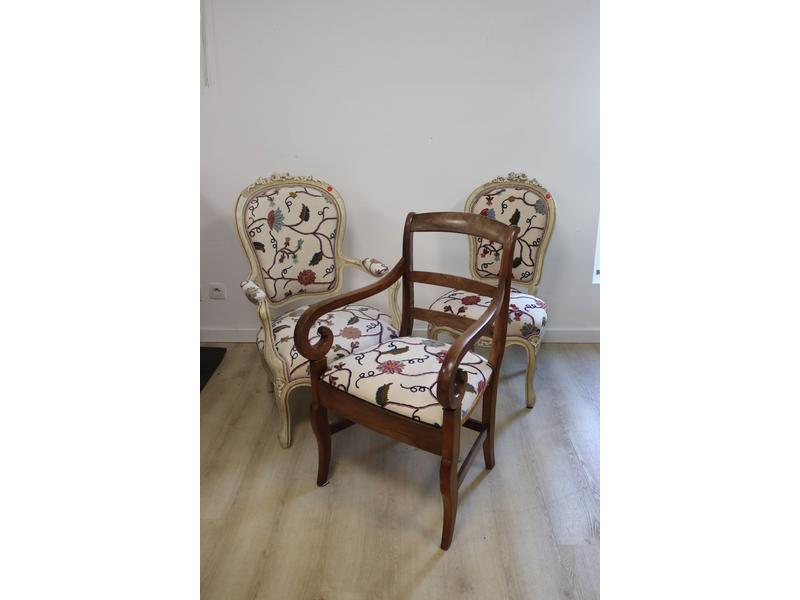 FAUTEUIL et CHAISE en bois laqué blanc garnis...