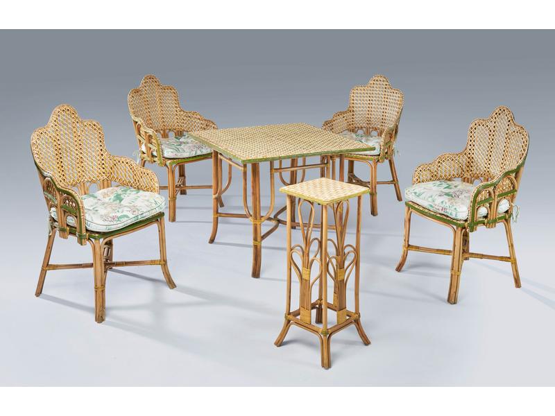 QUATRE FAUTEUILS, UNE TABLE, ET UNE SELLETTE...
