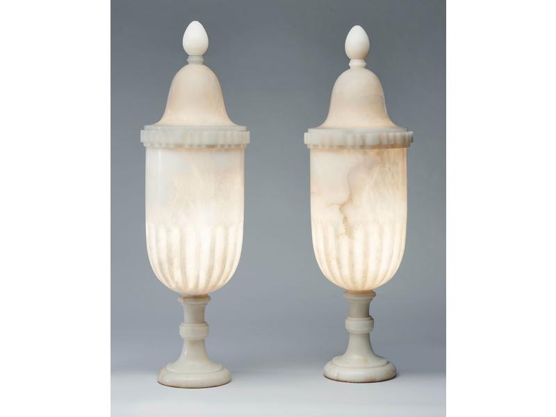 PAIRE DE GRANDS VASES COUVERTS en albâtre,...