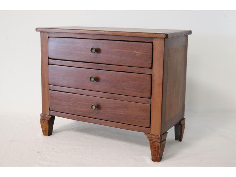 COMMODE DE MAÎTRISE en placage de chêne.