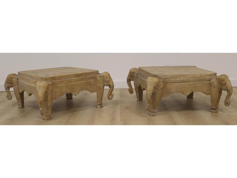 PAIRE DE SELLETTES carrées en bois laqué...