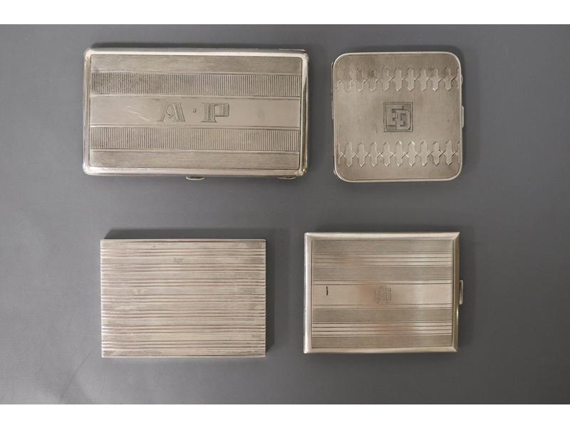 QUATRE ETUIS rectangulaires en argent gu...