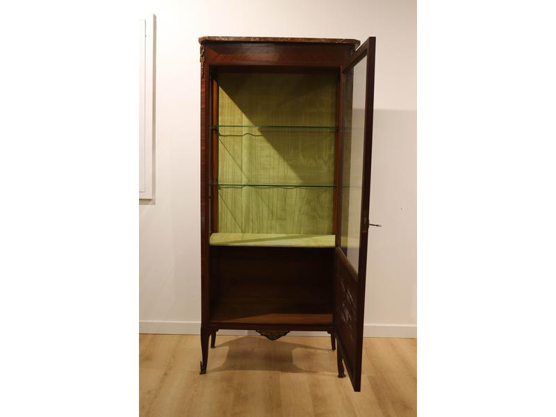 VITRINE à hauteur d'appui rectangulaire à...