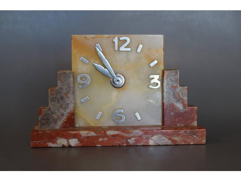 PETITE PENDULE en marbre rouge et onyx, le...