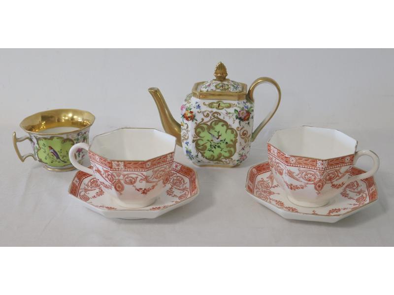 PAIRE DE TASSES et SOUS-TASSES en porcelaine...
